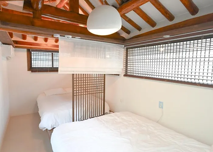Still Wood Mapo Hanok - Entire 100-year Hanok, Sleeps 11 Holiday home *