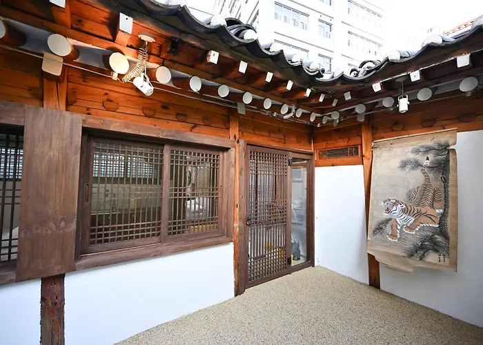 Still Wood Mapo Hanok - Entire 100-year Hanok, Sleeps 11