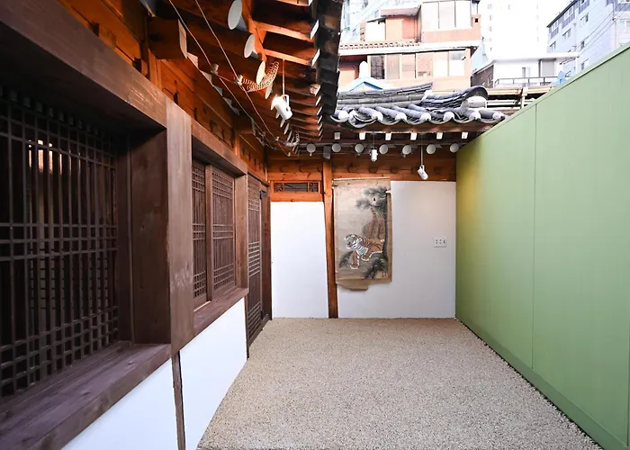 Still Wood Mapo Hanok - Entire 100-year Hanok, Sleeps 11 *