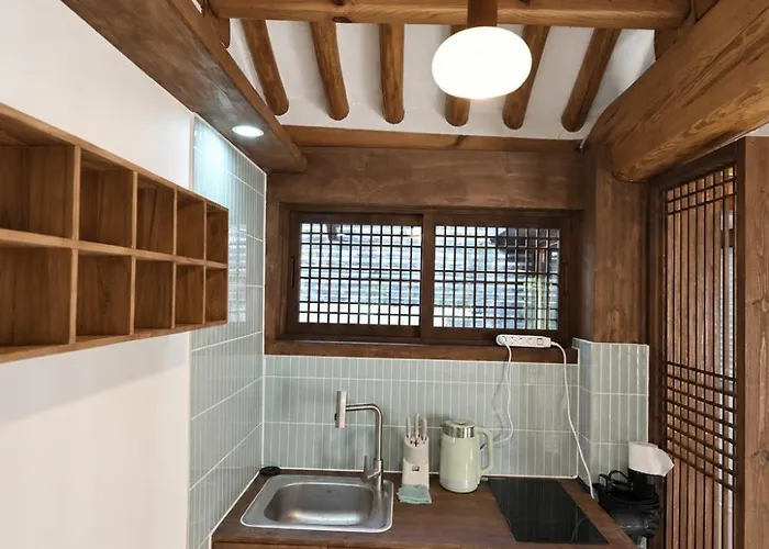 Still Wood Mapo Hanok - Entire 100-year Hanok, Sleeps 11 Holiday home
