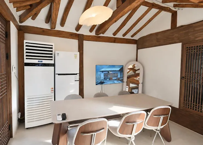 Still Wood Mapo Hanok - Entire 100-year Hanok, Sleeps 11 * Seoul