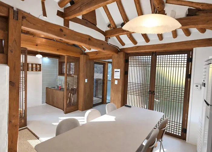 Holiday home Still Wood Mapo Hanok - Entire 100-year Hanok, Sleeps 11