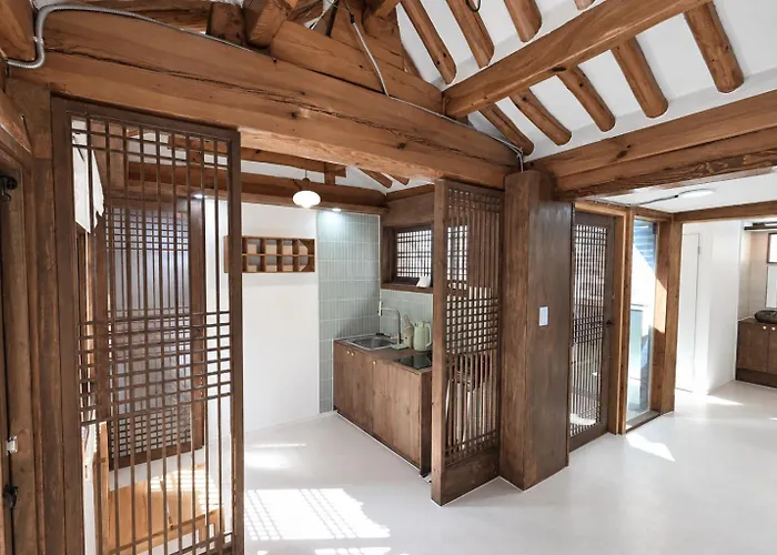 Still Wood Mapo Hanok - Entire 100-year Hanok, Sleeps 11 *
