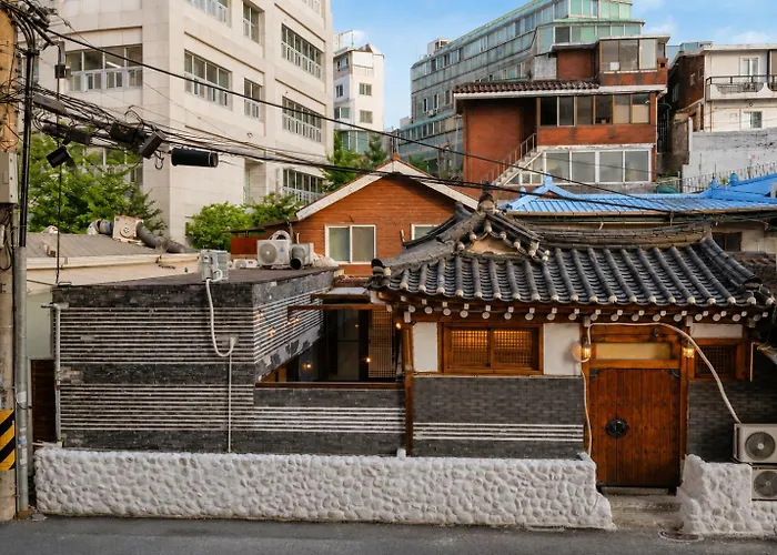 Still Wood Mapo Hanok - Entire 100-year Hanok, Sleeps 11 *