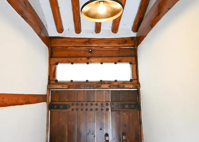 Still Wood Mapo Hanok - Entire 100-year Hanok, Sleeps 11 Holiday home